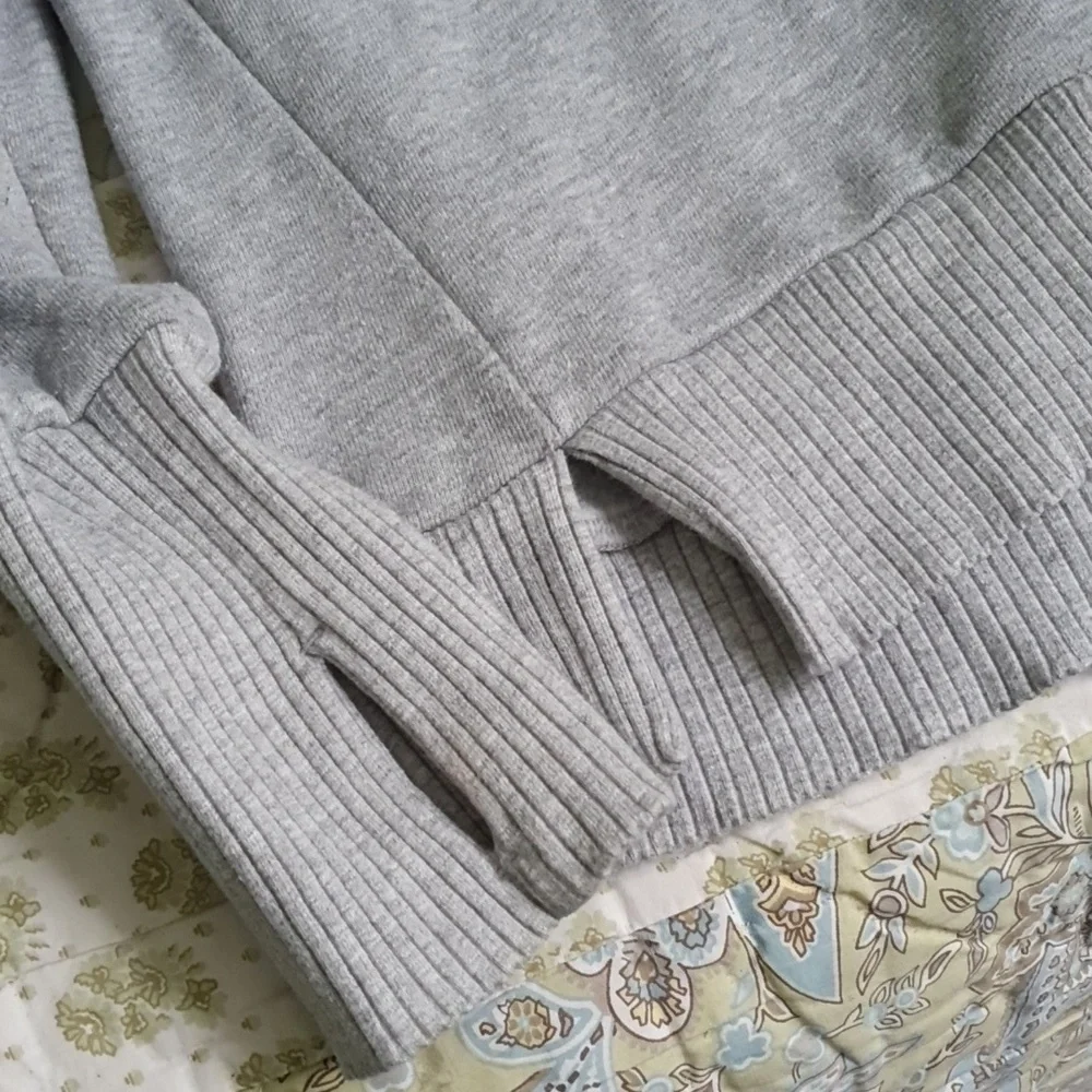 GUC alo funnel neck sweatshirt, size L - Picture 5 of 9